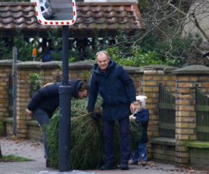 Donald Tusk z zięciem dźwigają gigantyczną choinkę. A za nimi drepcze Kasia z drugą. Wnusie premiera jak księżniczki