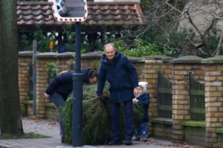 Donald Tusk z zięciem dźwigają gigantyczną choinkę. A za nimi drepcze Kasia z drugą. Wnusie premiera jak księżniczki