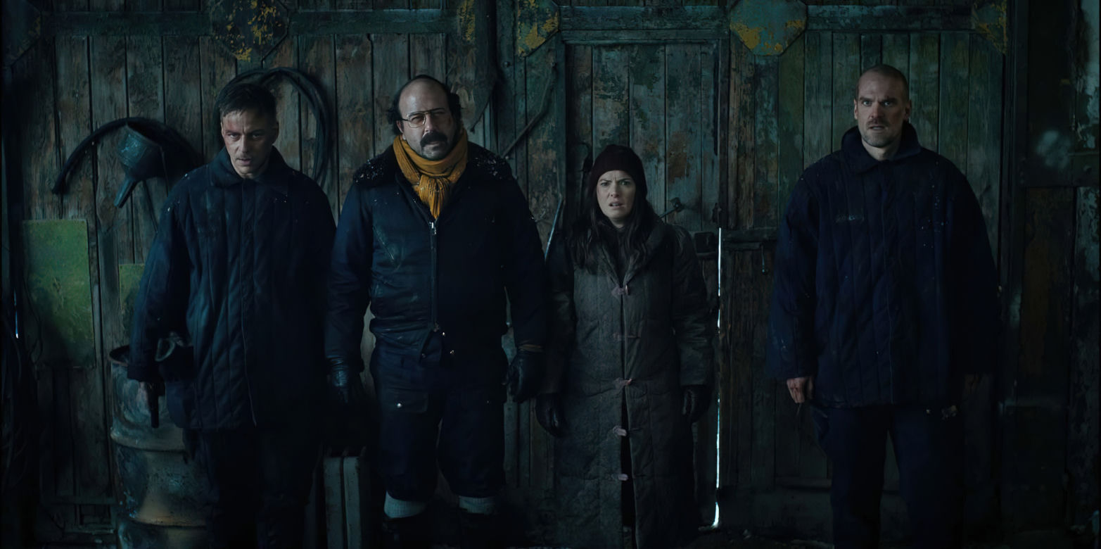 Stranger Things 4 sezon: Murray Bauman (Brett Gelman), Joyce Byers (Winona Ryder), Jim Hopper (David Harbour)  