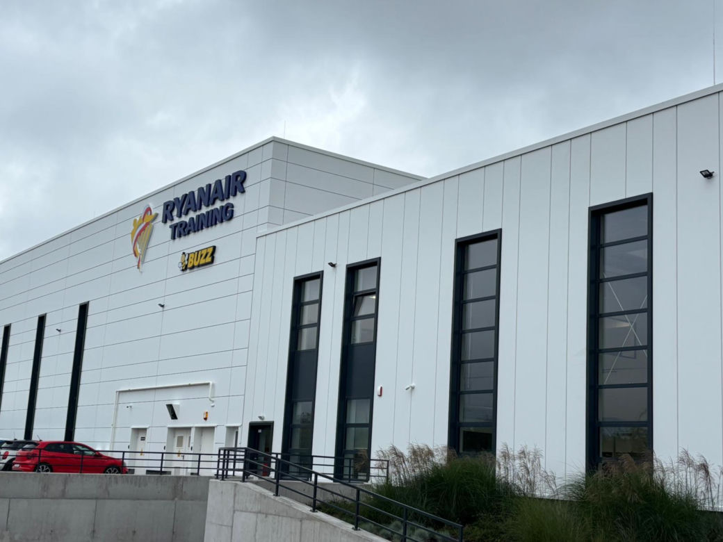 Ryanair otworzył w Krakowie ultranowoczesne centrum! To tu piloci uczą się latać Gamechangerami