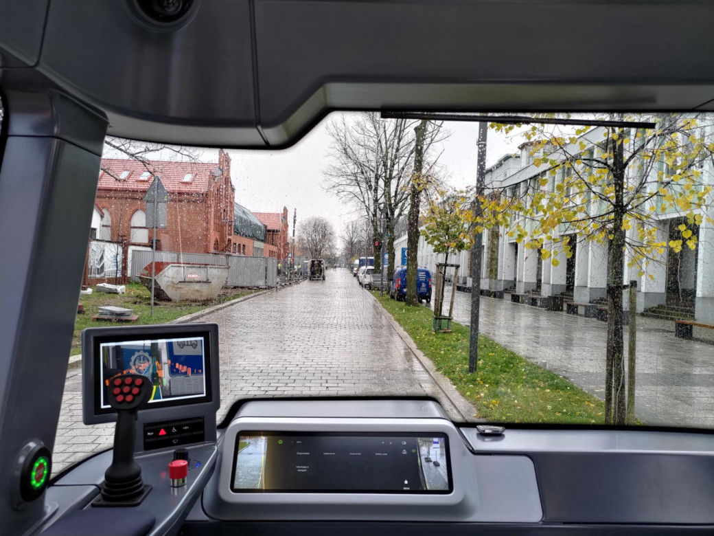 Bus bez kierowcy wozi ludzi