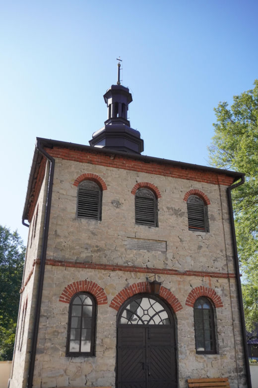 Ta mała wieś skrywa niezwykłą historię. Świątynia stoi tu od 1362 roku