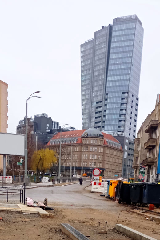Słupy utrudniają życie pieszym na al. Wyzwolenia