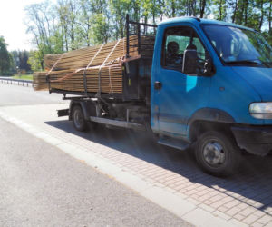 Niebezpieczny transport desek