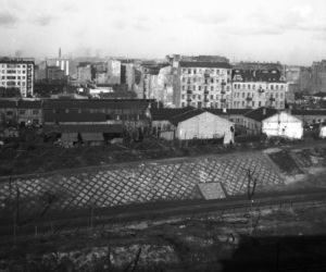 Ciemne ulice, podejrzane zaułki... Tak wyglądała najgroźniejsza dzielnica Warszawy [GALERIA]