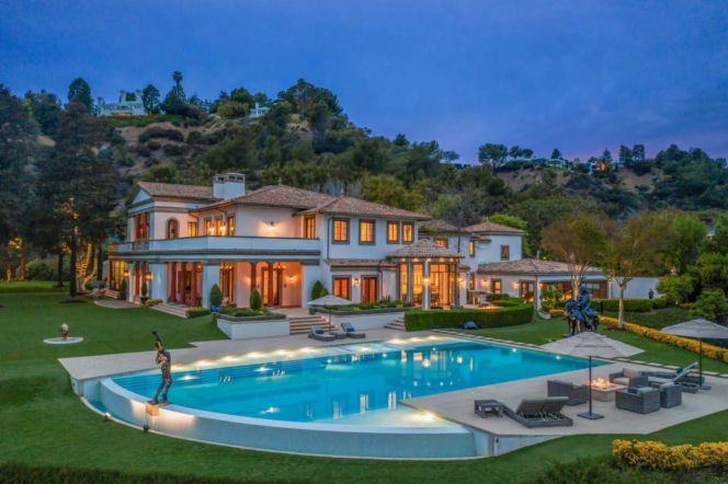 Adele kupiła willę słynnego reżysera. Teraz zrównała ją z ziemią!