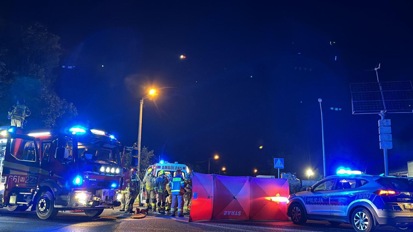 Koszmarne potrącenie człowieka w Święcicach. Na ulicę wysypały się pomidory. Lądował LPR