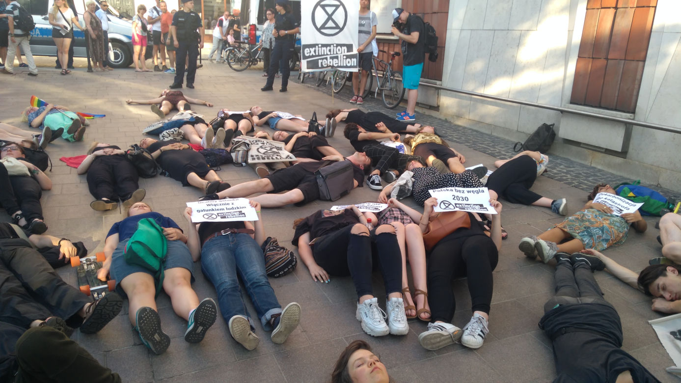 Wymieranie. Protest przed Urzędem Miasta