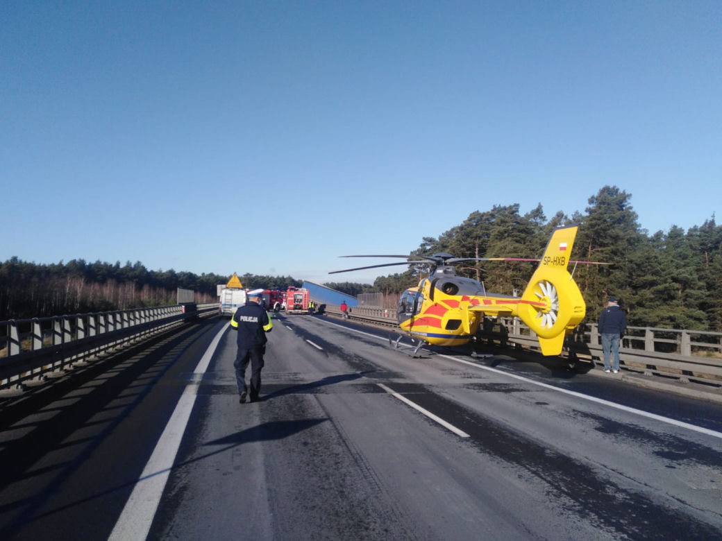 Poważny wypadek na s10 koło Torunia. Auto wyrzucone ze skarpy!