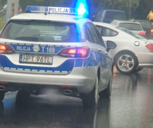 Olsztyn. Wypadek na ul. Synów Pułku. Samochód osobowy zderzył się z autobusem. Droga zablokowana