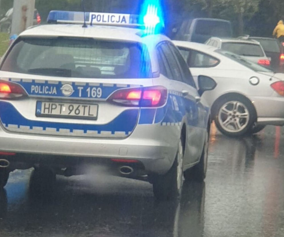 Olsztyn. Wypadek na ul. Synów Pułku. Samochód osobowy zderzył się z autobusem. Droga zablokowana