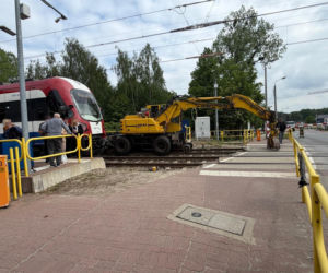 Wypadek na przejeździe pod Warszawą. Zderzenie koparki z osobówką