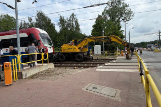 Wypadek na przejeździe pod Warszawą. Zderzenie koparki z osobówką