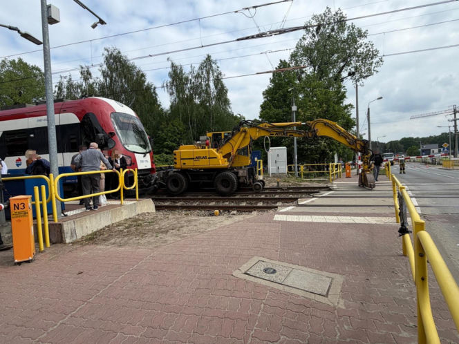 Wypadek na przejeździe pod Warszawą. Zderzenie koparki z osobówką