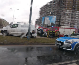 Białystok. Dachowanie samochodu osobowego na ul. Antoniukowskiej