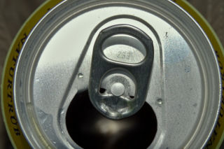 Ten elblążanin nie żałował alkoholu! Rzucał pełnymi puszkami piwa w mercedesa!