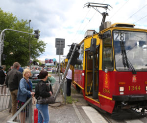 Suzuki wjechało pod tramwaj w Warszawie