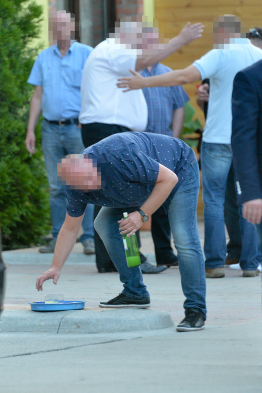 Policjant nie wielbłąd, napić się musi