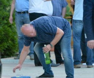 Policjant nie wielbłąd, napić się musi