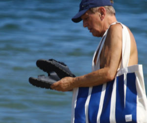 Jan Englert w Sopocie wystawił klatę do słońca