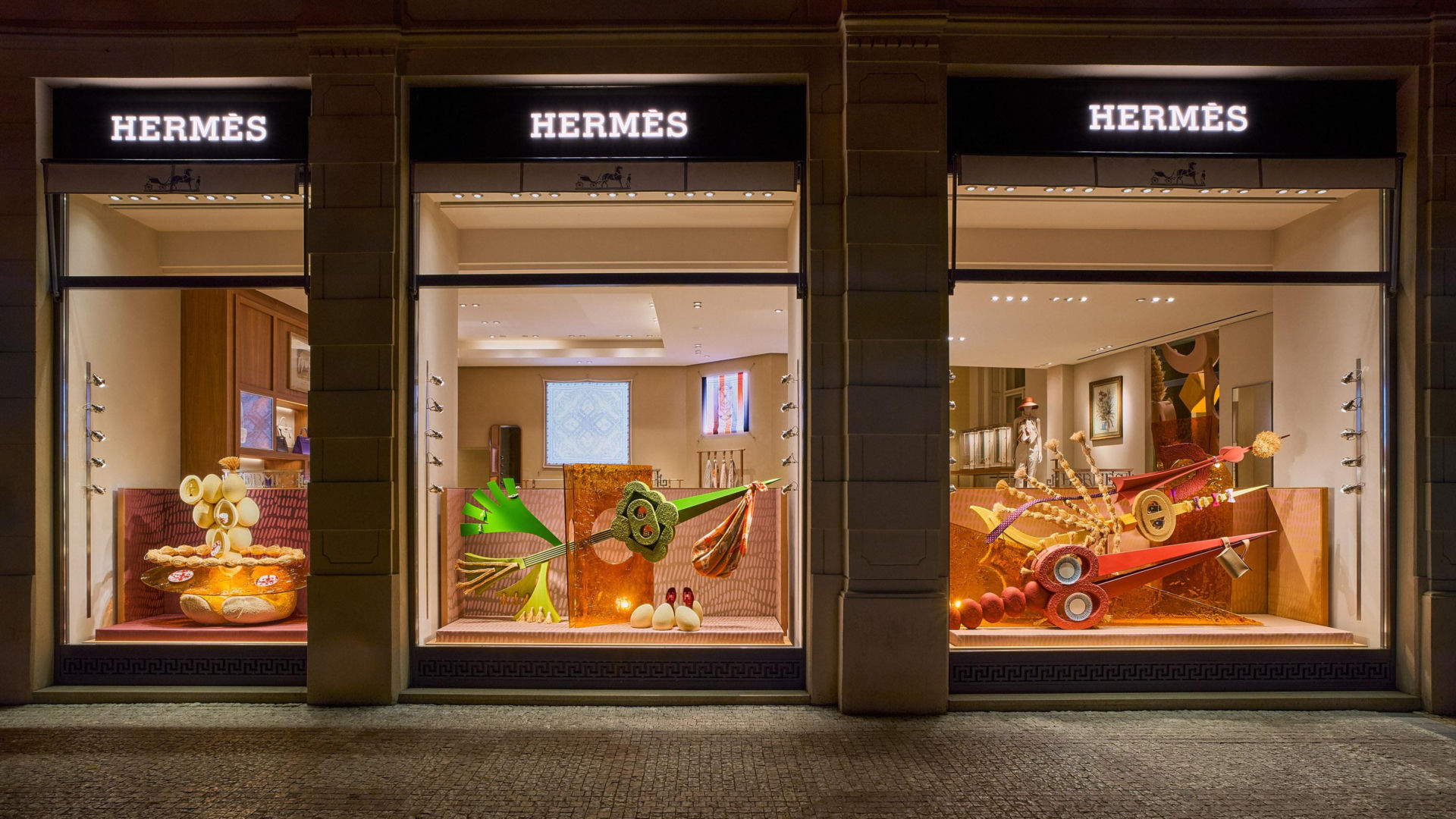 Witryna Hermes -projekt -  studio Ludism – inicjatywę powołaną do życia przez pracownię Noke Architects oraz artystkę Olę Niepsuj.