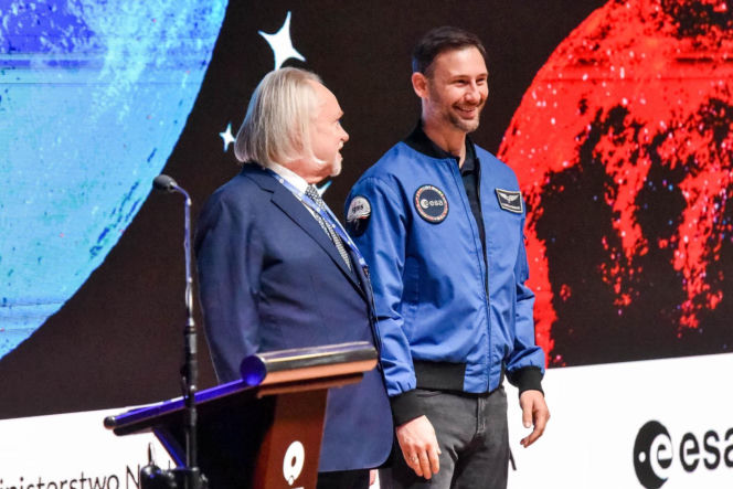 Sławosz Uznański-Wiśniewski w Toruniu. Gigantyczna kolejka pod Aulą UMK