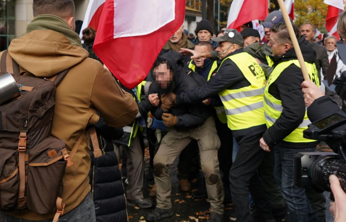 Uderzył kobietę przed Trybunałem Konstytucyjnym. Miał przy sobie nóż, pistolet i narkotyki!