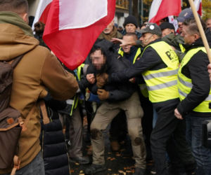 Uderzył kobietę przed Trybunałem Konstytucyjnym. Miał przy sobie nóż, pistolet i narkotyki!