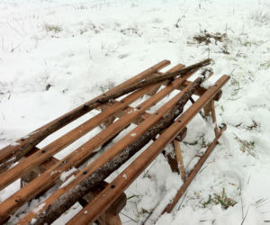 Zmarł na oczach 5-latki, ale policja i tak chwali postawę dziewczynki. Nowe fakty ws. tragedii pod Kamienną Górą