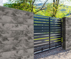 Płyty chodnikowe, palisady i stopnie schodowe, które sprawdzą się w strefie wejściowej