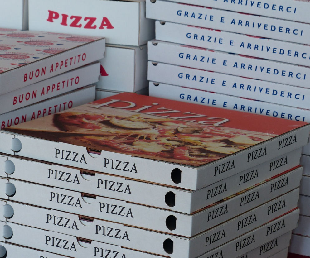 Dwóch mężczyzn w Giżycku napadło na dostawcę pizzy. Chcieli mu ukraść jedzenie i pieniądze / zdjęcie ilustracyjne