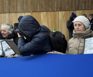 Jesteśmy razem i nie damy się skłócić. Lublin solidarny z Ukrainą. 20-metrowa flaga przed konsulatem