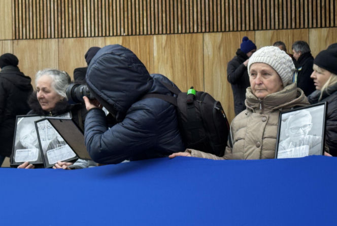"Jesteśmy razem i nie damy się skłócić". Lublin solidarny z Ukrainą. 20-metrowa flaga przed konsulatem