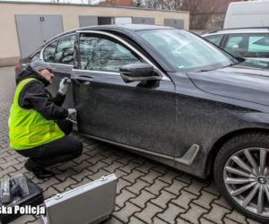 Naćpany i poszukiwany uciekał policji kradzionym drogim BMW