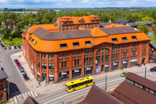 Co z tego, że starszy od berlińskiego KaDeWe. Tamten wciąż jest luksusowym domem towarowym;  w naszym jest second hand. Ale wciąż zachwyca