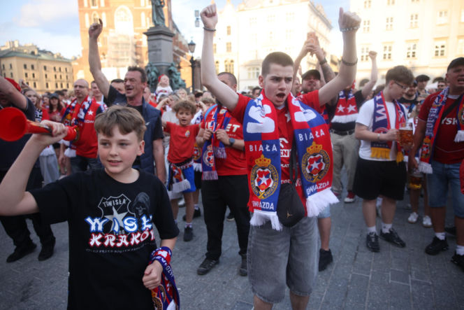 Dramat podczas fety Wisły Kraków. 11-latka trafiona petardą trafiła do szpitala