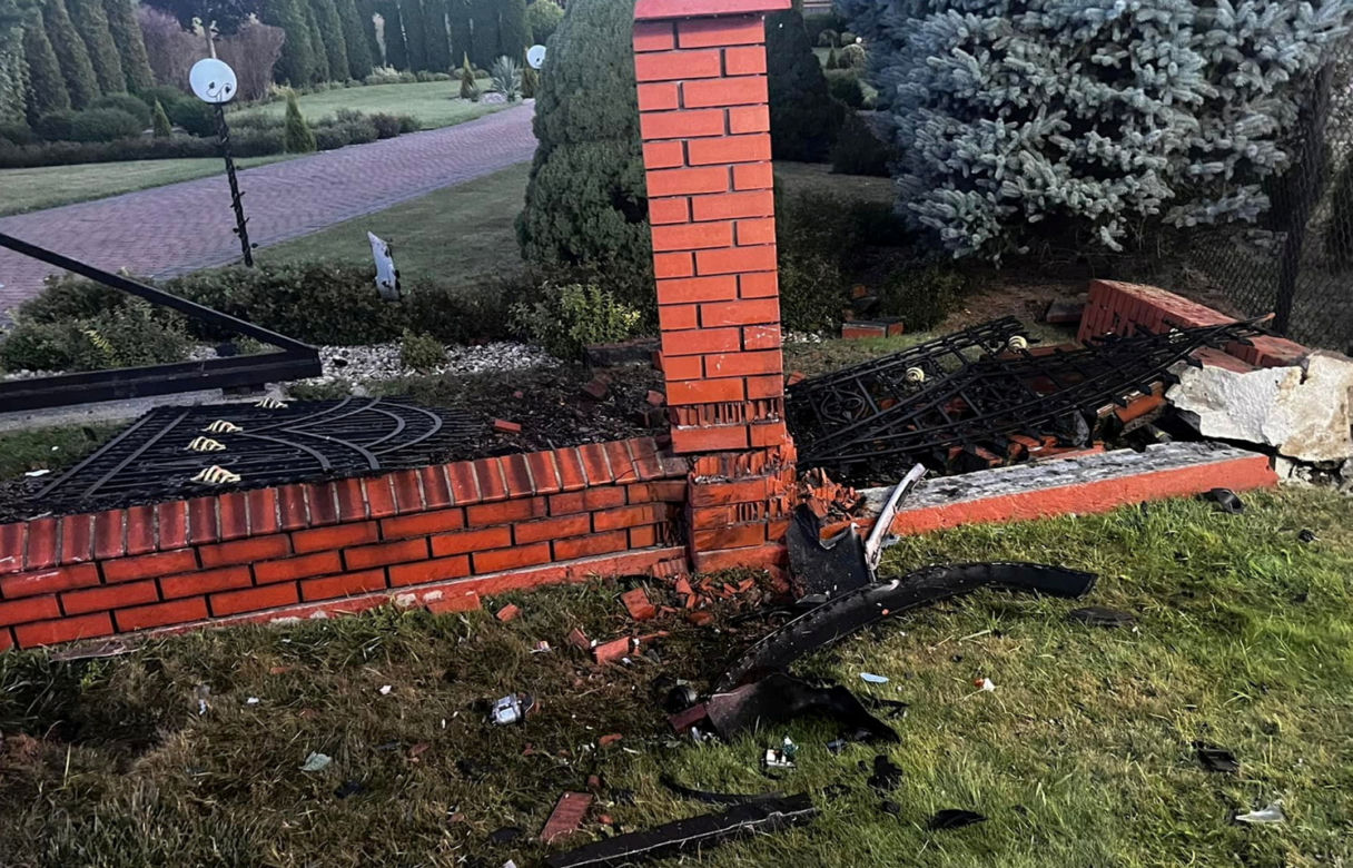 Auto huknęło w ogrodzenie, wypadł z niego silnik. "Kierowca bez oznak życia"