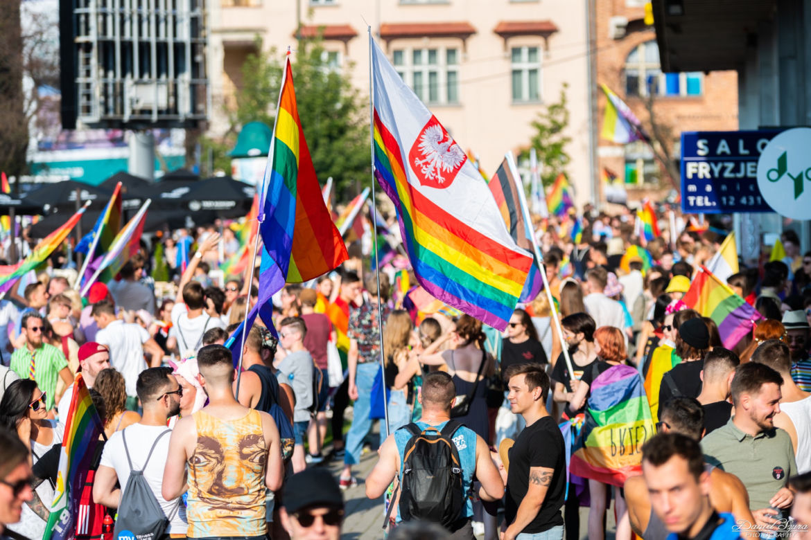 Marsz Równości w Krakowie - tłumy na wydarzeniu pod hasłem "Zaczerpnąć tchu".