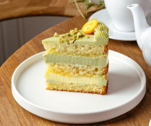 Pistacjowa chmurka – lekkie zielone ciasto z kremem, które wygląda jak z cukierni