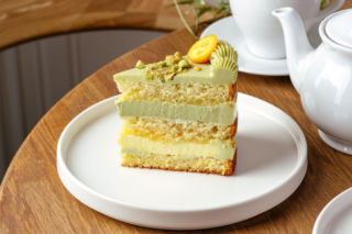 Pistacjowa chmurka – lekkie zielone ciasto z kremem, które wygląda jak z cukierni