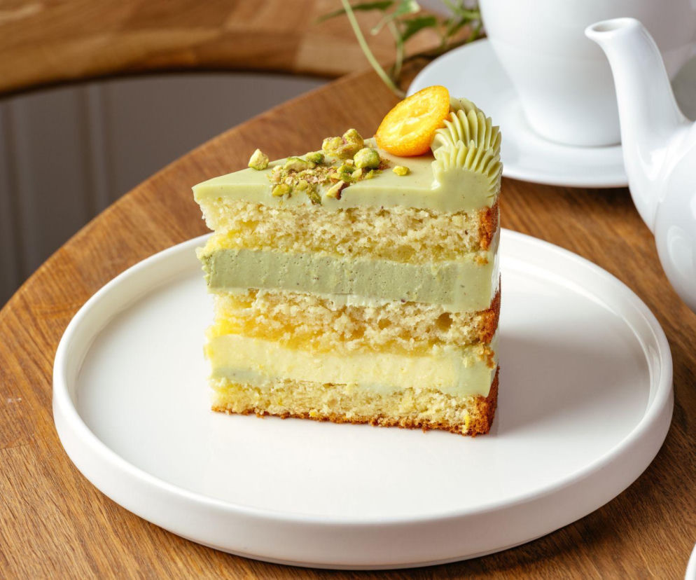 Pistacjowa chmurka – lekkie zielone ciasto z kremem, które wygląda jak z cukierni
