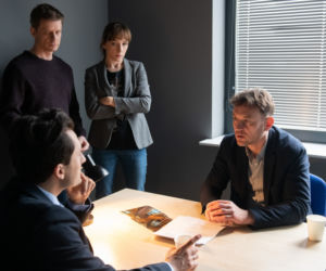 Na Wspólnej, odc. 2909. Iga (Lidia Sadowa), Robert Tadeusiak (Dariusz Wnuk), prokurator Walewski (Maciej Kosmala), Słupek (Paweł Ławrynowicz)