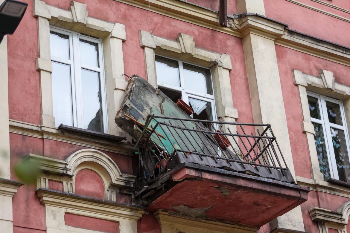 Ich rodzice spadli razem z balkonem. Kuba i Robert potrzebują pomocy 