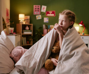 Dziecko nie może zasnąć? Winna może być gonitwa myśli i jeden wieczorny nawyk