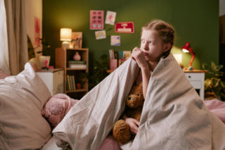 Dziecko nie może zasnąć? Winna może być gonitwa myśli i jeden wieczorny nawyk