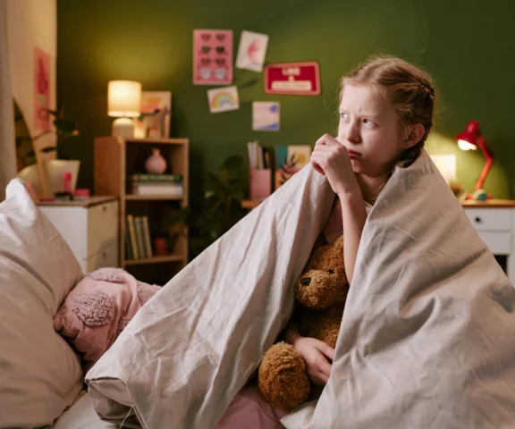 Dziecko nie może zasnąć? Winna może być gonitwa myśli i jeden wieczorny nawyk