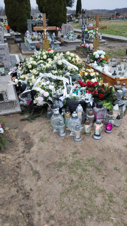  Cała wieś pożegnała zamordowanego Mateusza (†23 l.) i kolorowymi kwiatami zasypała jego grób