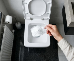 Sekret lśniącej toalety? Pół szklanki proszku do prania usunie kamień w 15 minut