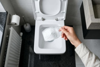 Sekret lśniącej toalety? Pół szklanki proszku do prania usunie kamień w 15 minut