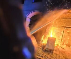 Pożar przy ul. Warszawskiej w Toruniu. Strażacy pokazali film z akcji. Wszystko widać!